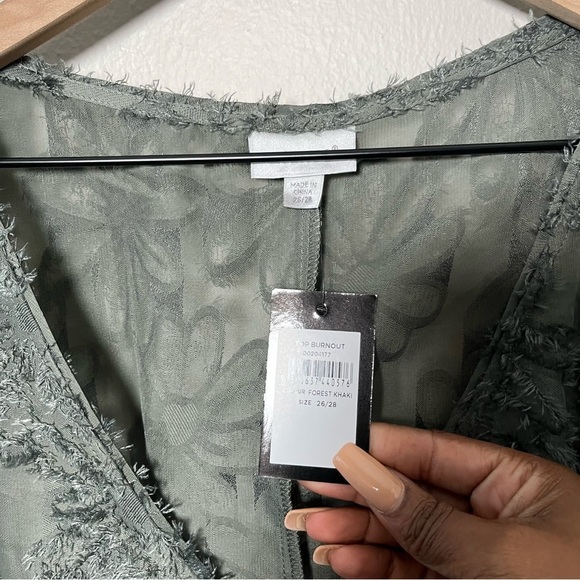 NWT Avenue Women Top 26/28 Black Gray Bunrout Textured 3D Floral V-Neck Art 4X - Picture 7 of 12